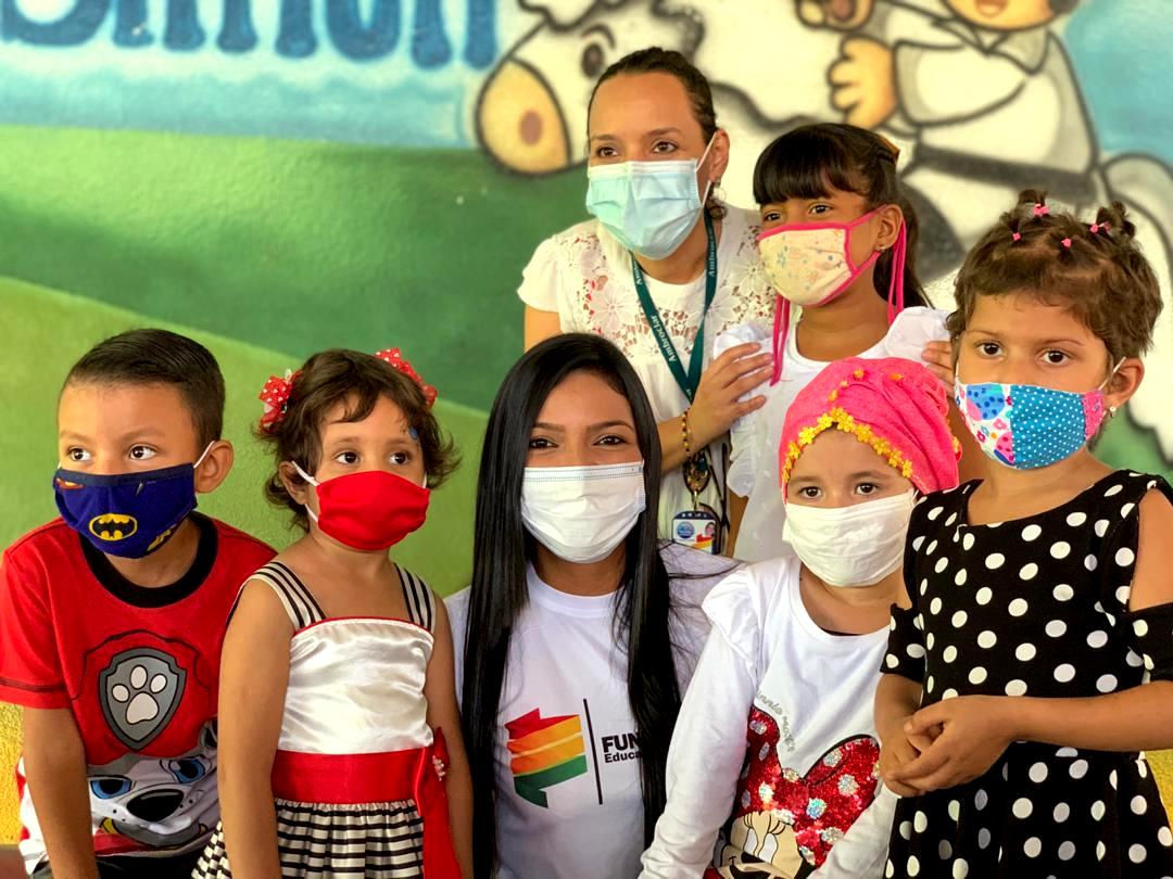 HUPAZ_BQTO's tweet photo. Este #25Jul Junto a @fundaescolar,@Educacionlara,@Sainalara1,@ninosimon_Lara,@HUPAZ_BQTO,#Cortulara,@VivirBienLara y el #TeatroJuares regalamos sonrisas a nuestros niñ@s
pacientes oncológicos del @hupaz_bqto,Gracias a nuestra Gobernadora @carmentmelendezr y a la @gobiernodelara_ https://t.co/5w1NFXd609