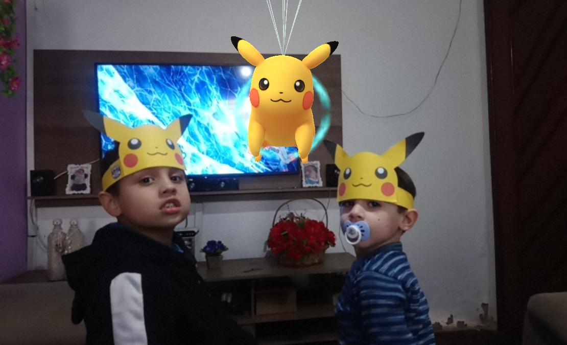 Login_Not's tweet image. #PokemonGOFest2020
Joaquim e Lorenzo assistindo Pokemon com o Pikachu