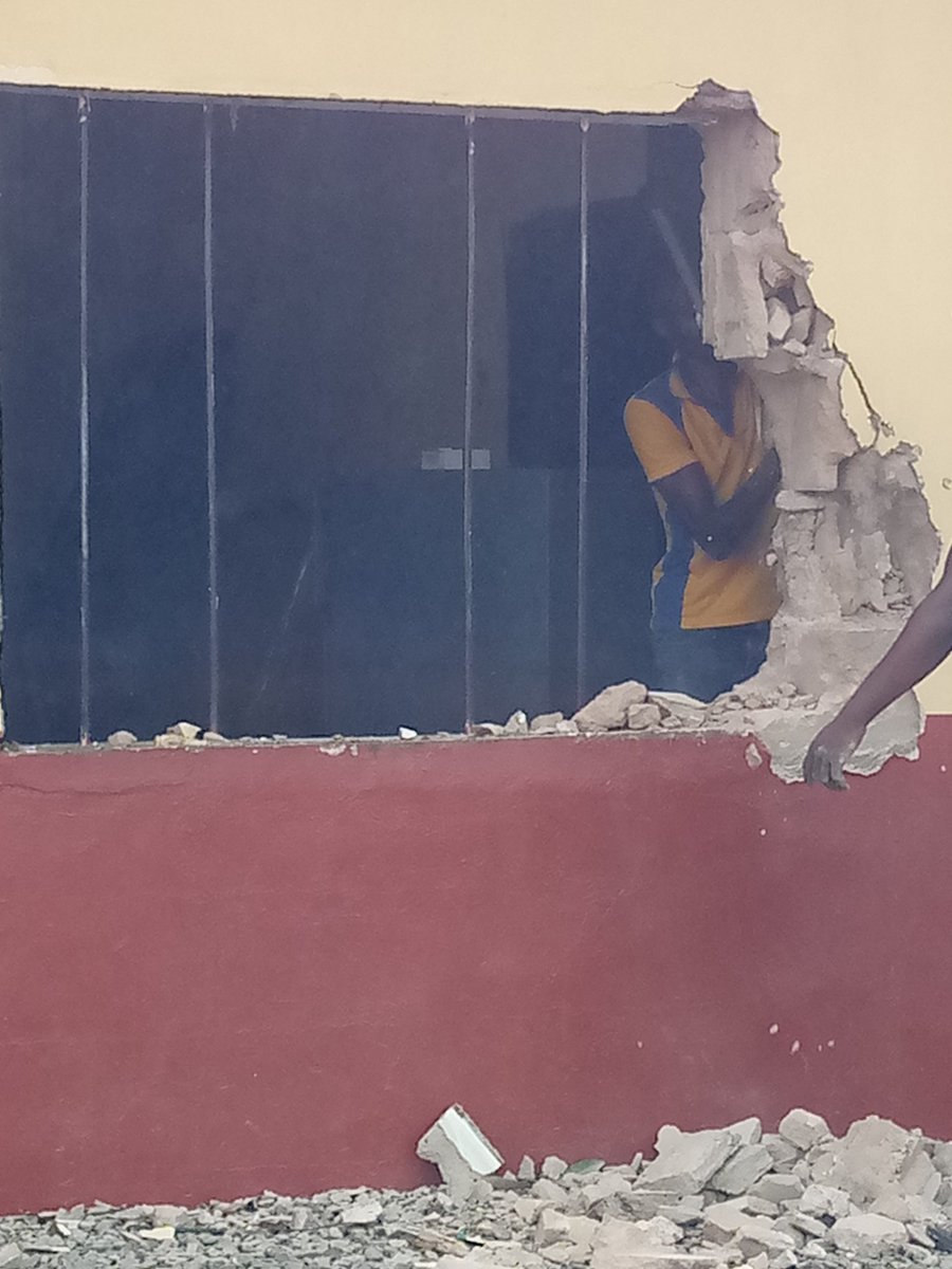 Lukolmsol's tweet photo. Electrical work done.
Door and window insitu..
Shelves on the way...
@YAANigeria @yesprogramnews
@IRISinIowa
#IRISalumniglobalgrant
#thereadingsoldier
#82divisionmilitarybarracks
#firstlibrary
#readingcommunity https://t.co/8JqCU9nX0p