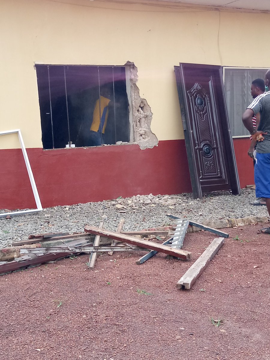 Lukolmsol's tweet photo. Electrical work done.
Door and window insitu..
Shelves on the way...
@YAANigeria @yesprogramnews
@IRISinIowa
#IRISalumniglobalgrant
#thereadingsoldier
#82divisionmilitarybarracks
#firstlibrary
#readingcommunity https://t.co/8JqCU9nX0p