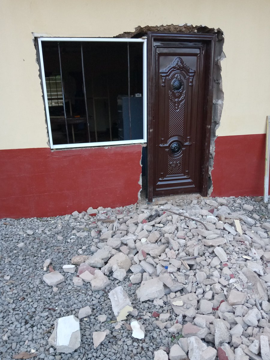 Lukolmsol's tweet photo. Electrical work done.
Door and window insitu..
Shelves on the way...
@YAANigeria @yesprogramnews
@IRISinIowa
#IRISalumniglobalgrant
#thereadingsoldier
#82divisionmilitarybarracks
#firstlibrary
#readingcommunity https://t.co/8JqCU9nX0p