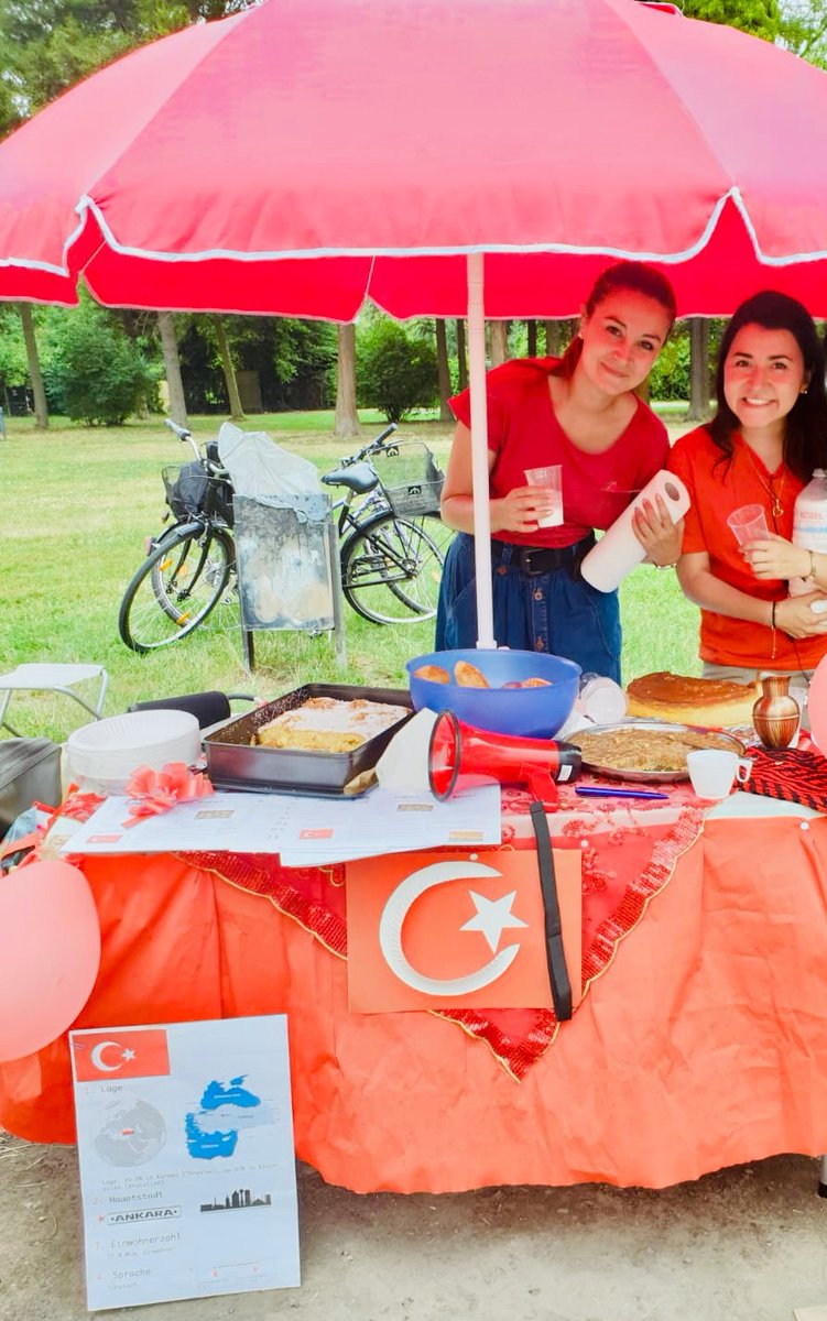 vanemon73's tweet photo. 2019 Totalmente de acuerdo 😊, fue una linda experiencia hacer parte del equipo de #Turquía, además de conocer un poco más sobre su cultura, probamos sus deliciosos manjares😋 y todo esto gracias a #MIRA20 @PartidoMIRA
#FelizCumpleaños #MiraistasEnAlemania https://t.co/mjOrUFgrt9