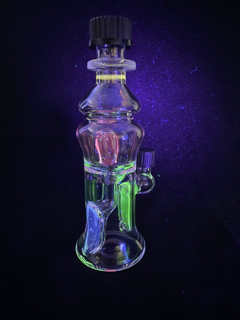 NamelessGlass's tweet photo. Some of my more recent work! #heady #glass #water #bottle #waterpipe #uv #illuminati #bluv #lucy #nova #dabs https://t.co/Ymgt19nRDk