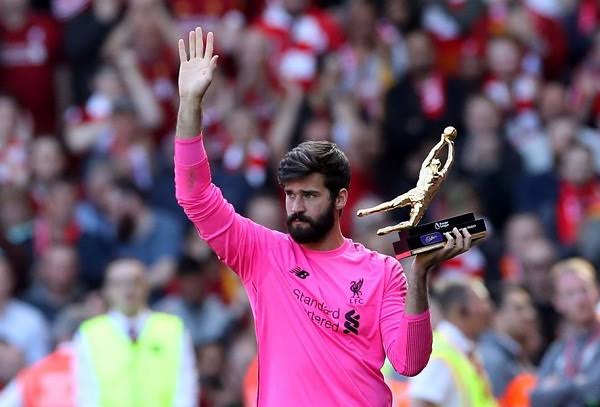 viciadofuteboll's tweet photo. Ederson ganhou a luva de ouro da Premier League, temporada passada foi o Alisson.
Se tem uma posição que a seleção brasileira tá tranquila é no gol! 🏆🧱🧤 https://t.co/O1Afb44r75
