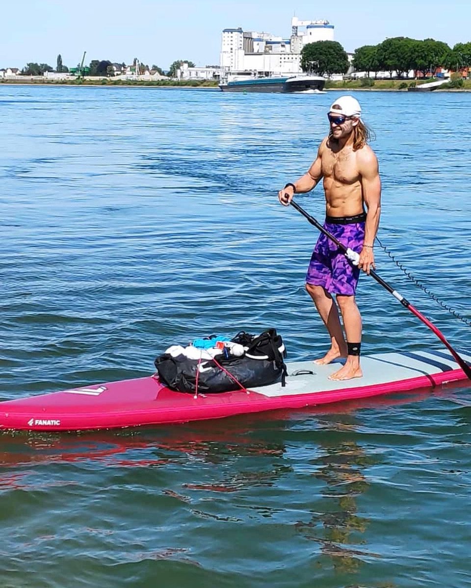 surfer_world's tweet photo. He paddles 1111km for those who can't. Since July 13 he's collecting donations for the wings for life foundation. @fairplaid_org (https://t.co/4QN46yquGp). Wings for Life is a non-profit, state-recognized spinal cord research foundation.
#standupforthosewhocant #marckevin #1111km https://t.co/MWOd58cuAH