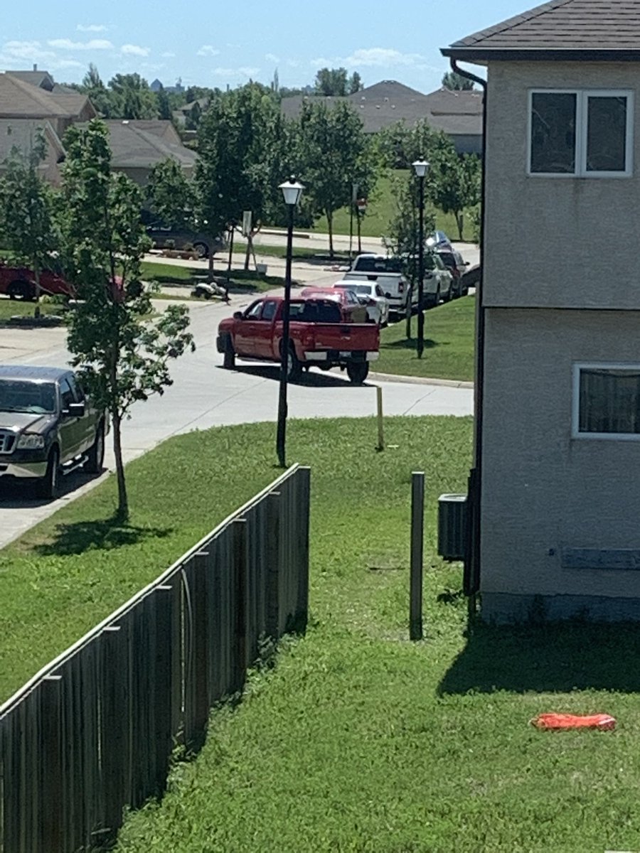 TejG_Wal's tweet photo. @cityofwinnipeg @wpgpolice this is dangerous and stupid no vehicle should park there. There is a stop sign right there. The Parking on this street is ridiculous https://t.co/FzbP5BAecF