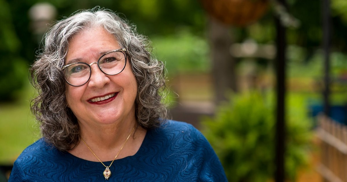 Congrats to #queensu researcher @LyndaColgan, winner of <a href="/NSERC_CRSNG/">NSERC / CRSNG</a>'s Science Promotion Award for her inspirational methods promoting #STEM!

Learn about her incredible work with <a href="/STEMygk/">Science Rendezvous Kingston</a> &amp; how she makes elementary math come alive | #QueensuResearch | bit.ly/2OXiVLR