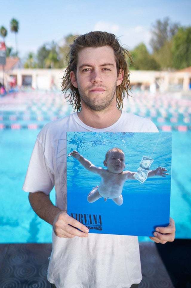 Это Спенсер Элден, тот самый ребёнок с обложки альбома группы Nirvana. Как же быстро растут чужие дети.