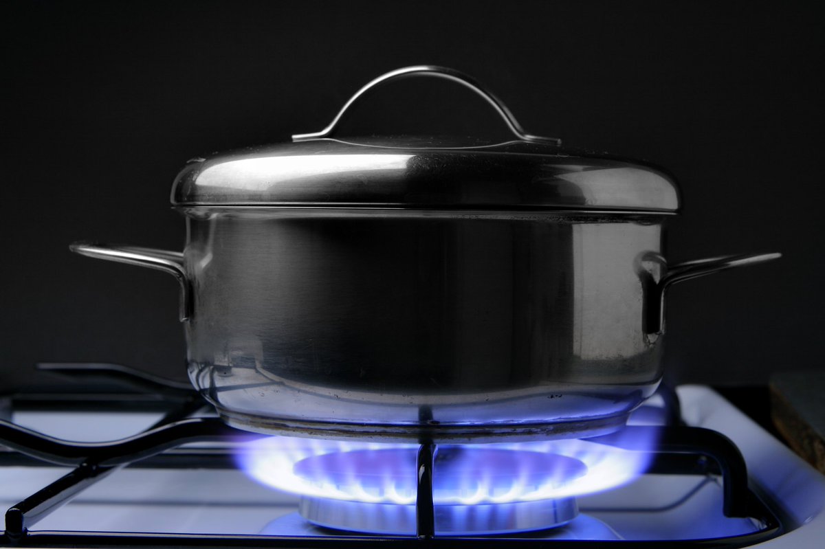 HIGoodEnergy's tweet photo. While you are sheltering in place during #HurricaneDouglas, keep your gas service ON. During a power outage, you may still be able to heat water and cook food with gas. If you are evacuating, you may shut off your gas if it is safe to do so. Visit https://t.co/8ONo3HIigh for info https://t.co/JWDzgPjOgq
