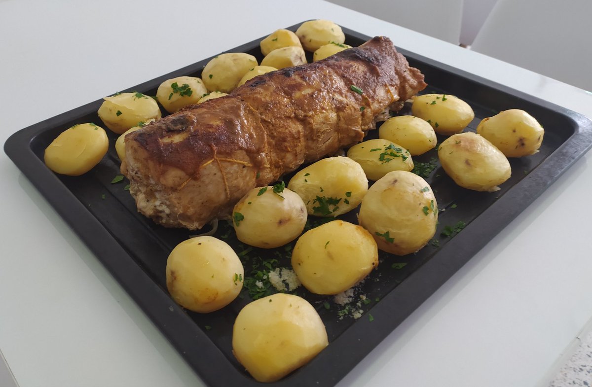 San_Wish_'s tweet photo. Listo el lomo de cerdo relleno de manzana y ciruelas. https://t.co/bE28NbcmQy