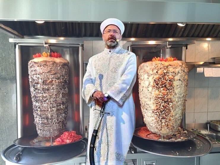 Bazı horozlar vardır kendileri öttükleri için sabah olduğunu sanarlar ....
Hayvan işte .