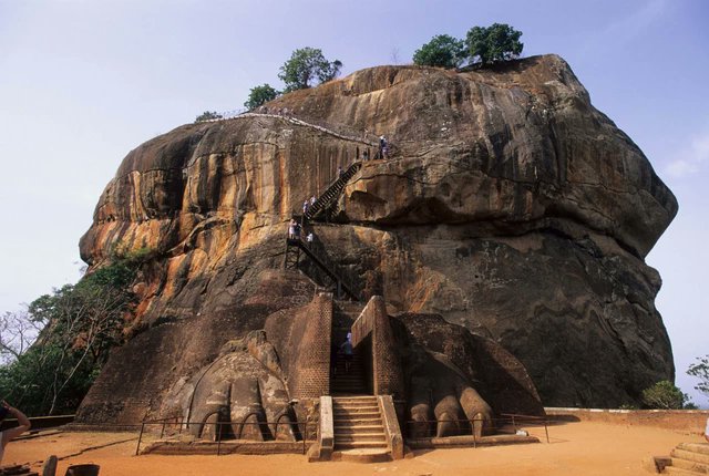 oftravelin's tweet photo. This is Sigiriya, located in the central Matale District of the Central Province, Sri Lanka. The name of this place is derived from this structure —Sīhāgiri, the Lion Rock. https://t.co/WgXm7GVKEr