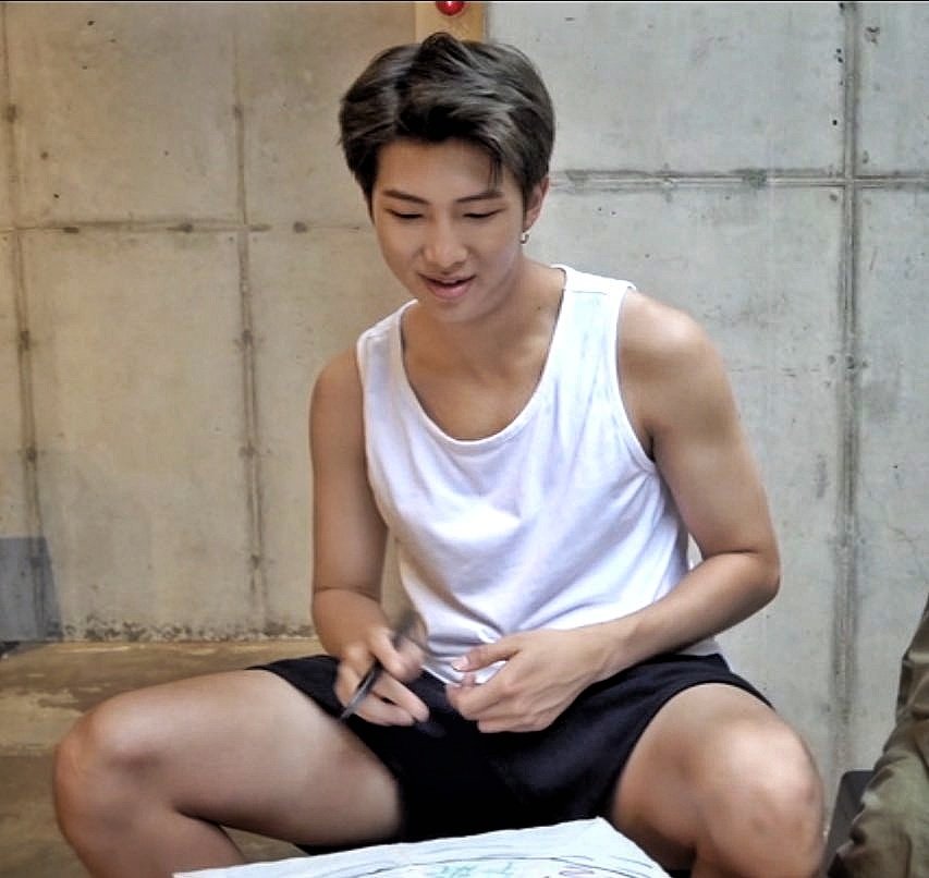kimnamjoonpics's tweet photo. i’m looking respectfully https://t.co/ToRjoY3yD9