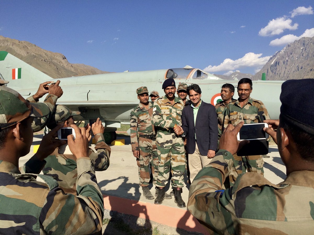sudhirchaudhary's tweet photo. कारगिल युद्ध की यादें हमेशा ख़ास रहेंगी।रिपोर्टर के तौर पर जीत का जश्न देखा,जवानों की क़ुर्बानियाँ देखी,अपनों को खोने का ग़म देखा,जवानों के जज़्बात देखे,अंत में विजय दिवस पर तिरंगे को लहराते देखा।इस अनुभव ने जीवन में बहुत कुछ सिखाया।भारतीय सेना को सलाम करता हूँ।जय हिंद https://t.co/nsqqpNFA7c