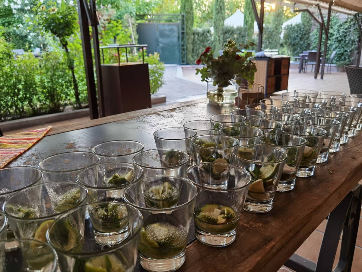 FincaSolimpar's tweet photo. En nuestras bodas de verano nunca falta el puesto de mojitos 100% artesanales!!! #fincasolimpar #solimpar #fincabodas #fincabodasmadrid #fincabodasleganes #justmarried #bodas2020 #bodas2021 #bodasconestilo #bodasdiferentes #noviasmadrid https://t.co/Ng8o7r7kDl