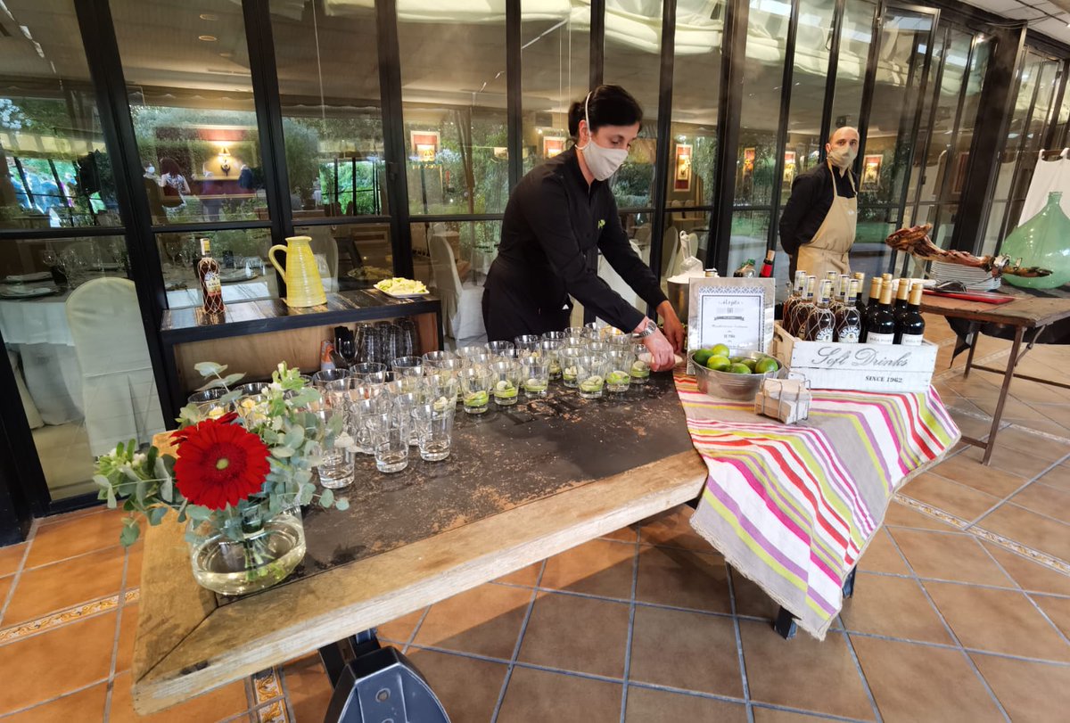 FincaSolimpar's tweet photo. En nuestras bodas de verano nunca falta el puesto de mojitos 100% artesanales!!! #fincasolimpar #solimpar #fincabodas #fincabodasmadrid #fincabodasleganes #justmarried #bodas2020 #bodas2021 #bodasconestilo #bodasdiferentes #noviasmadrid https://t.co/Ng8o7r7kDl