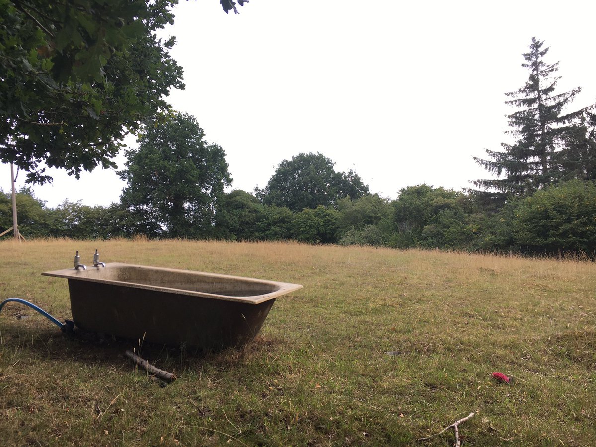 flygirlNHM's tweet photo. Classic English scenes #proud #Surrey #fields #waterbaths https://t.co/BTLtk7S6FS
