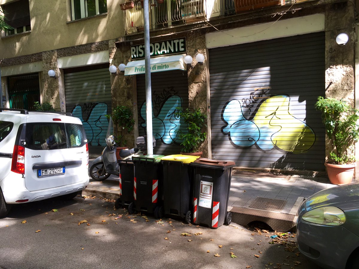 FulvioGiordano's tweet photo. Situazione Strade a Roma Parcheggio impedito da secchi immondizia e passaggi pedonali perennemente occupati da auto #Tuscolana #AppiaNuova #viaAmelia
@virginiaraggi @PLRomaCapitale ~ @salviamoroma @RomaPulita @battaglia_persa #SecondaFila #SostaSelvaggia #PoliziaStradale https://t.co/Qi2clxWYgU