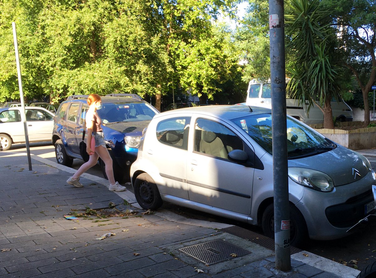 FulvioGiordano's tweet photo. Situazione Strade a Roma Parcheggio impedito da secchi immondizia e passaggi pedonali perennemente occupati da auto #Tuscolana #AppiaNuova #viaAmelia
@virginiaraggi @PLRomaCapitale ~ @salviamoroma @RomaPulita @battaglia_persa #SecondaFila #SostaSelvaggia #PoliziaStradale https://t.co/Qi2clxWYgU