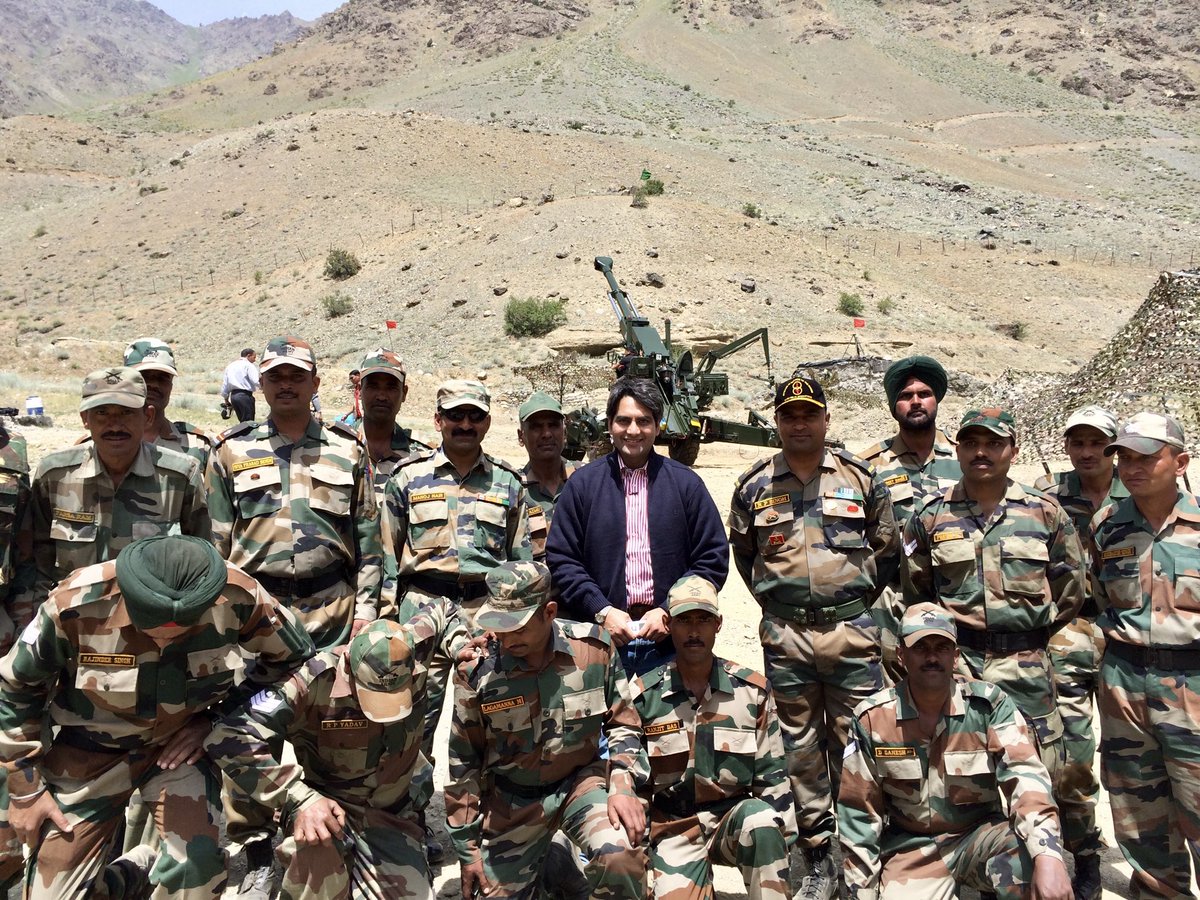 sudhirchaudhary's tweet photo. कारगिल युद्ध की यादें हमेशा ख़ास रहेंगी।रिपोर्टर के तौर पर जीत का जश्न देखा,जवानों की क़ुर्बानियाँ देखी,अपनों को खोने का ग़म देखा,जवानों के जज़्बात देखे,अंत में विजय दिवस पर तिरंगे को लहराते देखा।इस अनुभव ने जीवन में बहुत कुछ सिखाया।भारतीय सेना को सलाम करता हूँ।जय हिंद https://t.co/nsqqpNFA7c