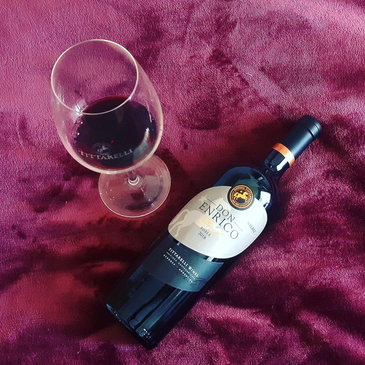 TittarelliWines's tweet photo. #Domingo así 🧣🍷❤ https://t.co/43mAHF8FNe