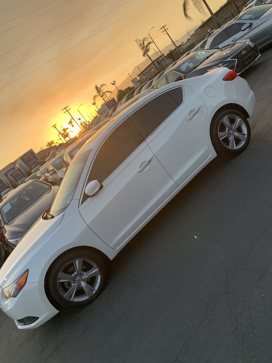 GloriaSolMusic's tweet photo. I finally did it! Bought my car!!!!! And Look at that sunset😍 #UniversalSigns #MyAngels #ProtectMe https://t.co/eiP9hOzfiD