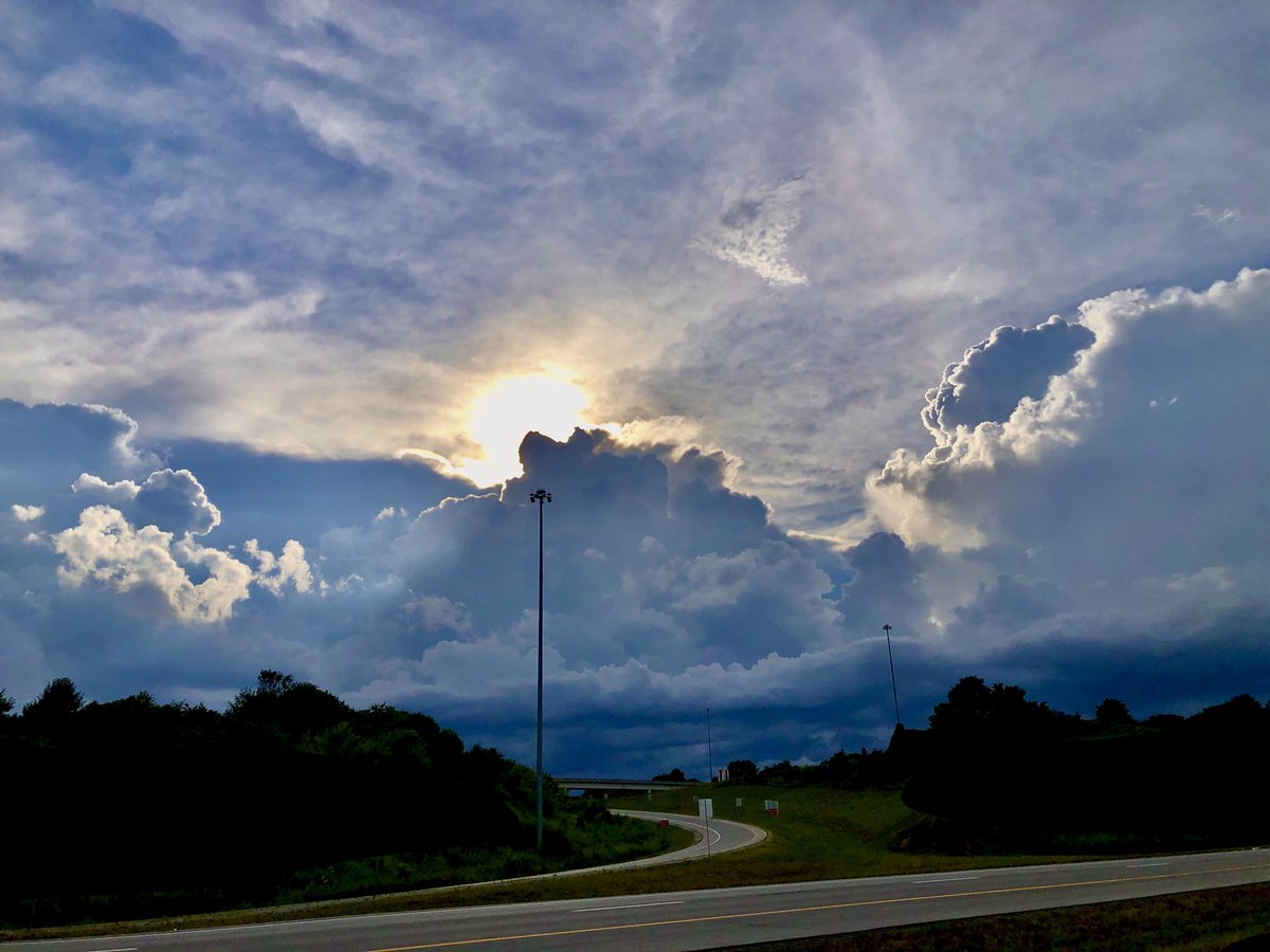 Camo_Spider's tweet photo. Storms moving around #SomersetKY #KentuckyRain ⁦@Kentuckyweather⁩ ⁦@nwsjacksonky⁩ https://t.co/dLPMdk74IO