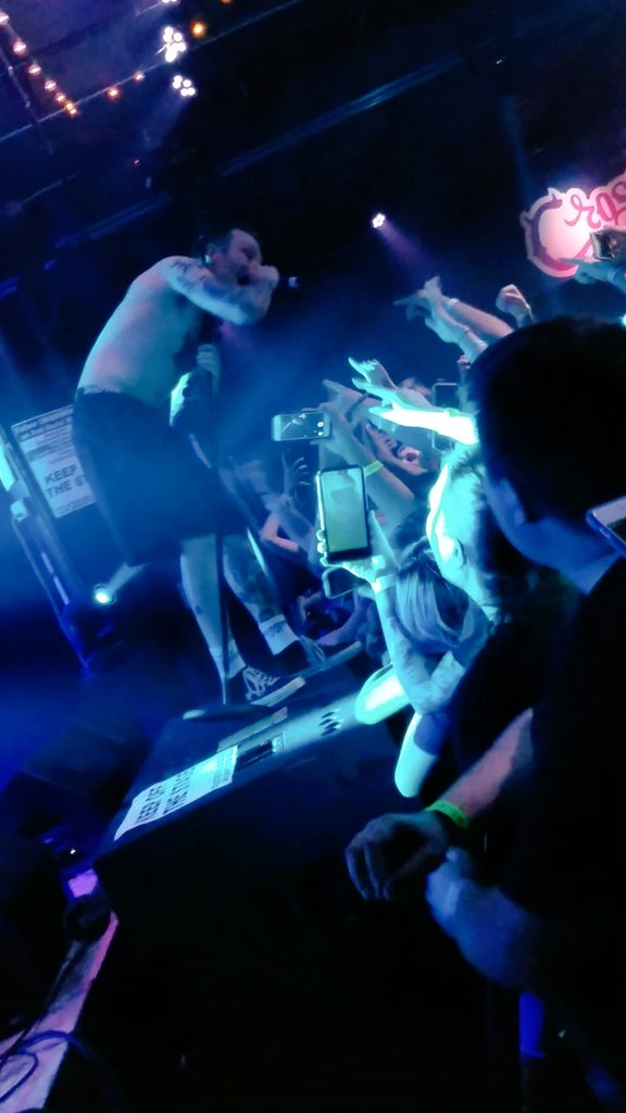 hpJME's tweet photo. @NeckDeepUK 2018 show in hawaii.... im really missing live shows lately https://t.co/CB2LU1CHvH