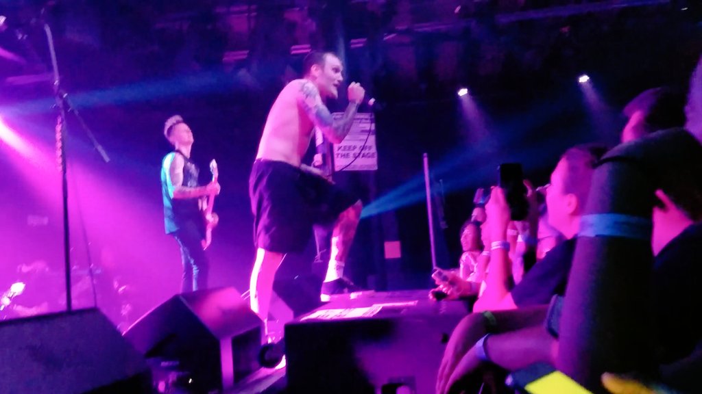 hpJME's tweet photo. @NeckDeepUK 2018 show in hawaii.... im really missing live shows lately https://t.co/CB2LU1CHvH
