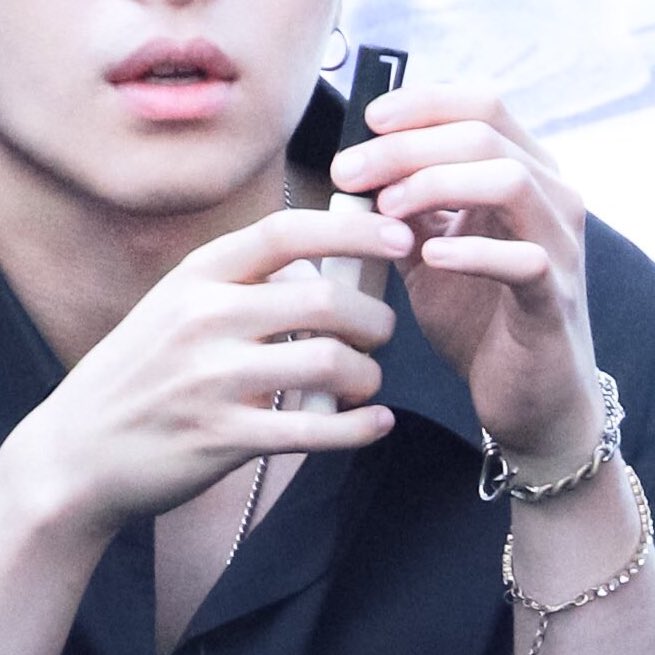 onniesky131's tweet photo. กลับมาค้นดูรูปในแกลแล้วเห็นว่าเซฟรูปมือเน่มาเยอะมากเลยชอบมือน้องมากเน่เป็นคนมือสวยมากก สวยกว่ามือผู้หญิงแบบชั้นอีก T T
#iKON #JUNHOE #아이콘 #구준회 https://t.co/YgauoTEjP3