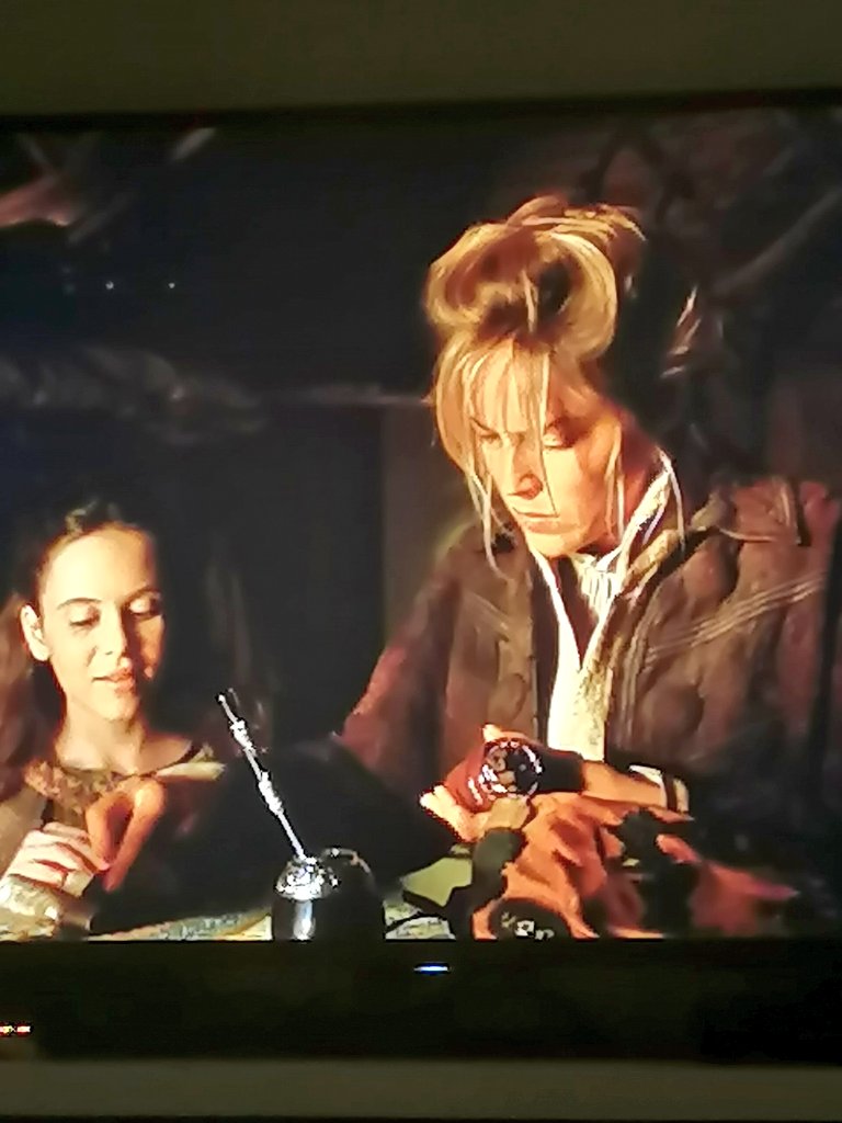 MariaGomensoro's tweet photo. Rápida y Mortal una peli del 95 con Sharon Stone y en una escena aparece un regio mate criollo de colección... ¿Alguien me explica que tiene que ver nuestro mate en una pelical de cowboys texanos? https://t.co/v6fCjklkjC