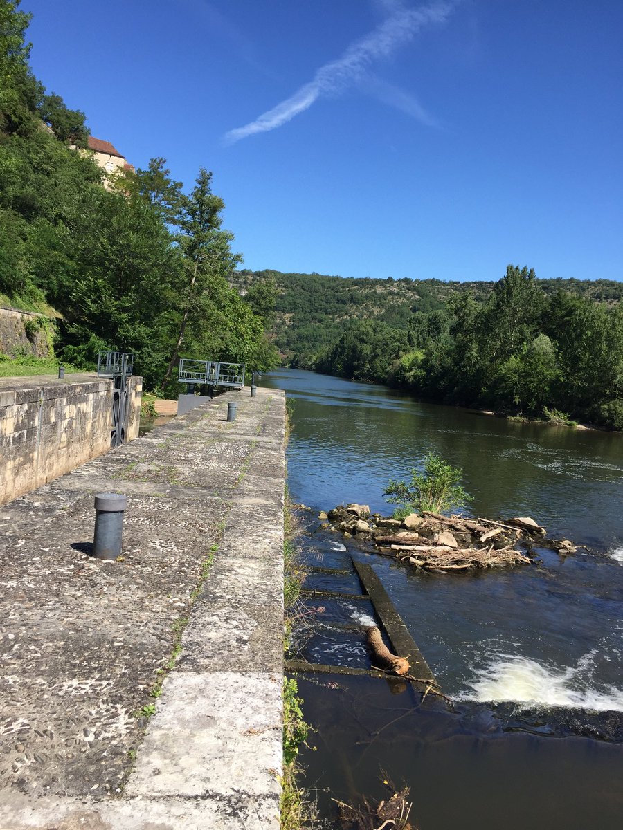 L'échelle à saumons contre l'ecluse sur le LOT au pied du château de Cénevières