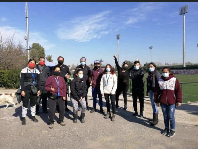Oscar52598128's tweet photo. Pese a vivir tiempos difíciles, seguimos en la lucha, apoyando y ayudando a la gente de@nuestra comuna de la Pintana.
Entrega de alimentos 
Ollas comunes.
Profesores y administrativos de la corpo de deportes la Pintana 
@ClaudiaPizarro https://t.co/LwcfvgI3SX
