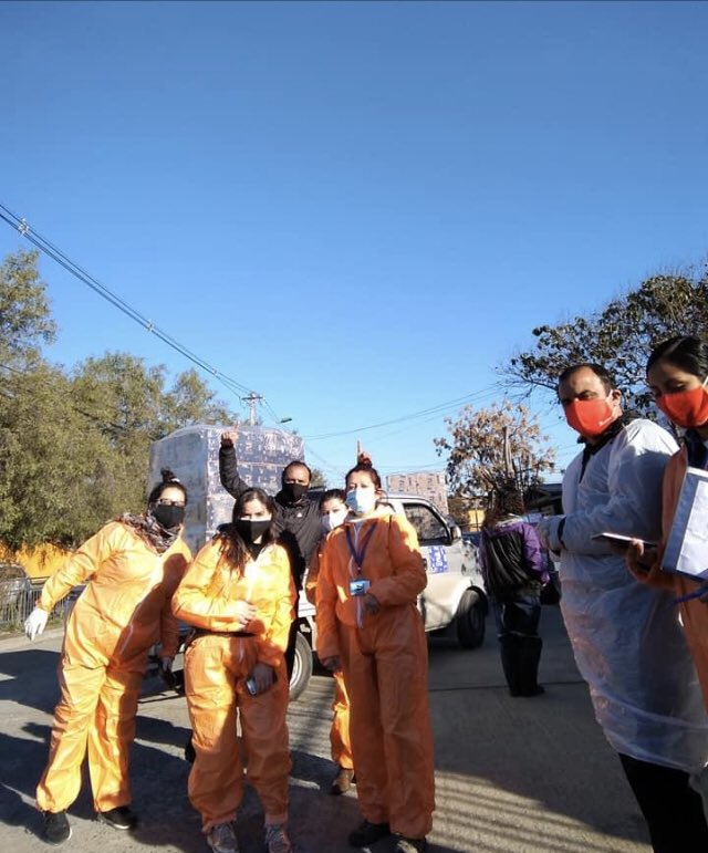 Oscar52598128's tweet photo. Pese a vivir tiempos difíciles, seguimos en la lucha, apoyando y ayudando a la gente de@nuestra comuna de la Pintana.
Entrega de alimentos 
Ollas comunes.
Profesores y administrativos de la corpo de deportes la Pintana 
@ClaudiaPizarro https://t.co/LwcfvgI3SX