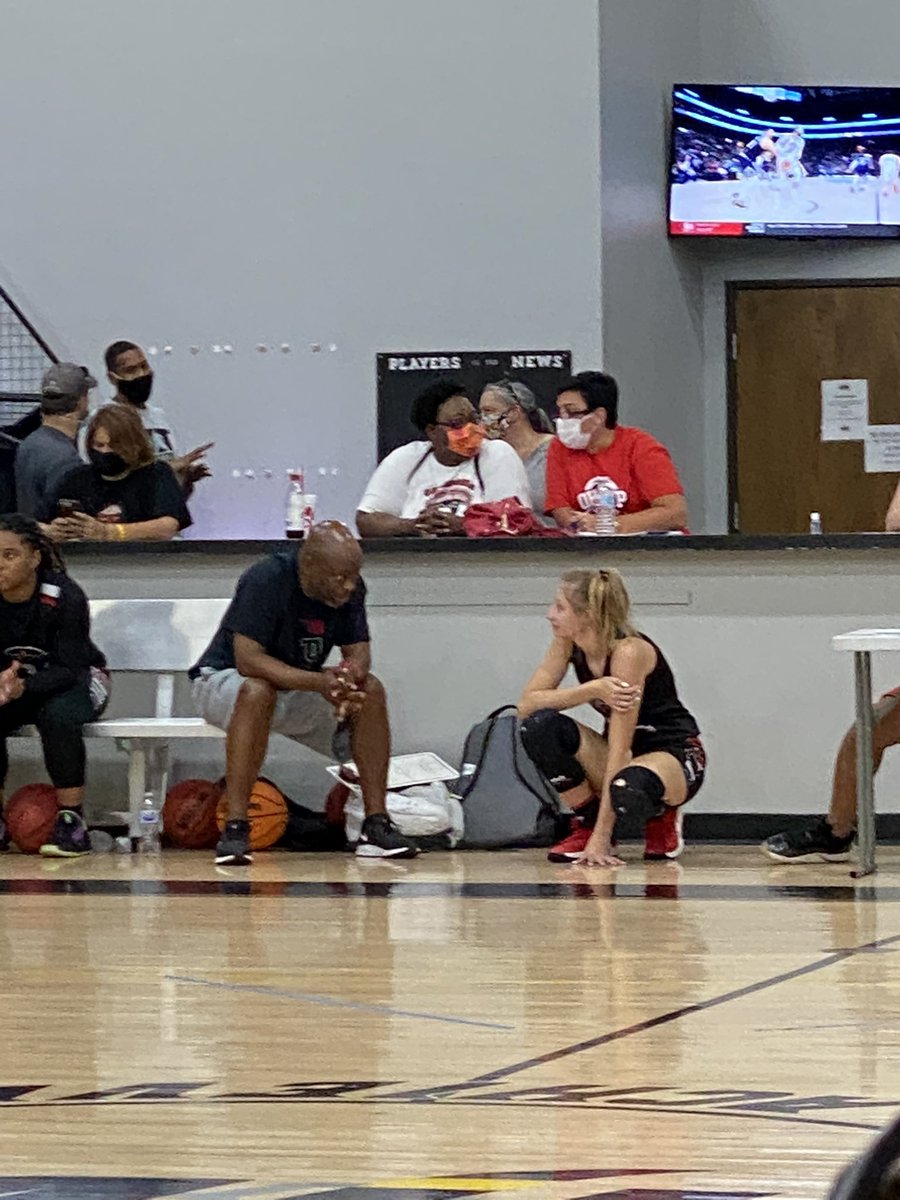 GilmanPeytin's tweet photo. Not a bad weekend, finished 2-2! Proud of how hard we fought and played‼️ Can’t wait for next weekend in KC! 🤍🏀🔥@TaneishaAeschl1 @brobinson132 @camille_p10 @CiarraAeschlem1 @Mikahhampy10 @MershonCayden @LorenMethvin @EllieMorrill22 @HannahGGibson24 @ashlynnf51 https://t.co/DNdIRYssS5