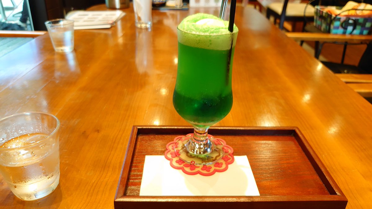 yuzuringo555's tweet photo. 久々にクリームソーダ飲みました。
たまに飲むと美味しいですね😊
#cafesyarin https://t.co/vsYSHtHuD5