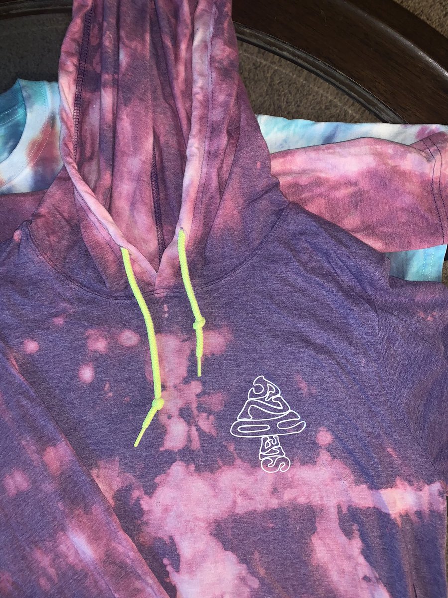 sleazusart's tweet photo. GIVEAWAY! 
For one of these hooded long sleeve shirts. 

Winner can choose from Medium or Large

To enter: 
•Give me a follow 
•Like this tweet 
•Retweet it as well 
•Tag 2 friends (extra tags are extra entries) 

P.S. print giveaway on my instagram ends tonight! https://t.co/dURtxO4SJd