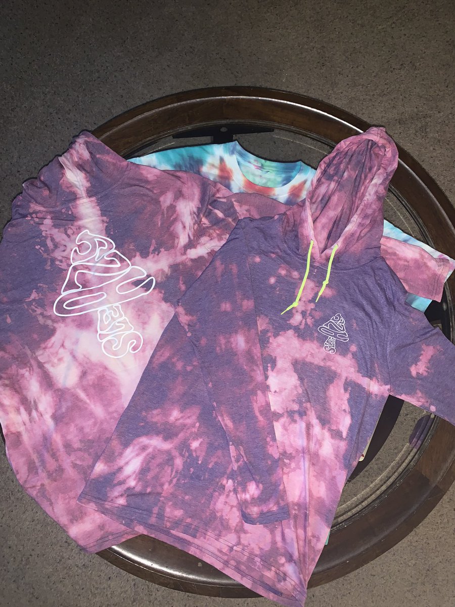 sleazusart's tweet photo. GIVEAWAY! 
For one of these hooded long sleeve shirts. 

Winner can choose from Medium or Large

To enter: 
•Give me a follow 
•Like this tweet 
•Retweet it as well 
•Tag 2 friends (extra tags are extra entries) 

P.S. print giveaway on my instagram ends tonight! https://t.co/dURtxO4SJd