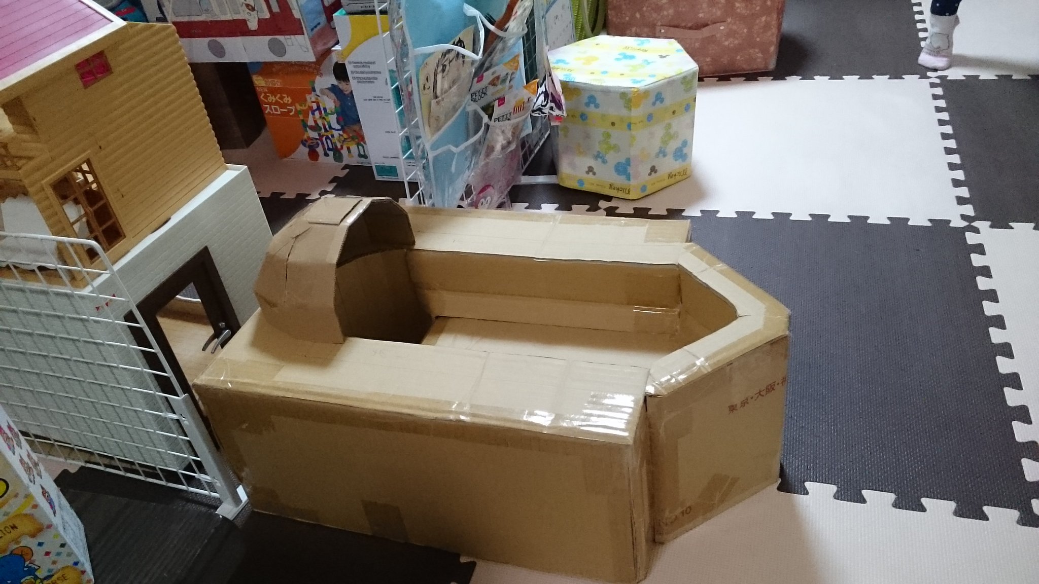 Twitter 上的 おっきぃ 夫作 ダンボール 和式便器 入学前に娘のトイトレ用に作ってもらいました 大人も乗れる強度 なぜわざわざ作ったかというと 園に和式トイレなし 自宅も洋式 娘は極端にトイレ感覚が長く外でしないことがほとんどで和式便器を使う機会がない