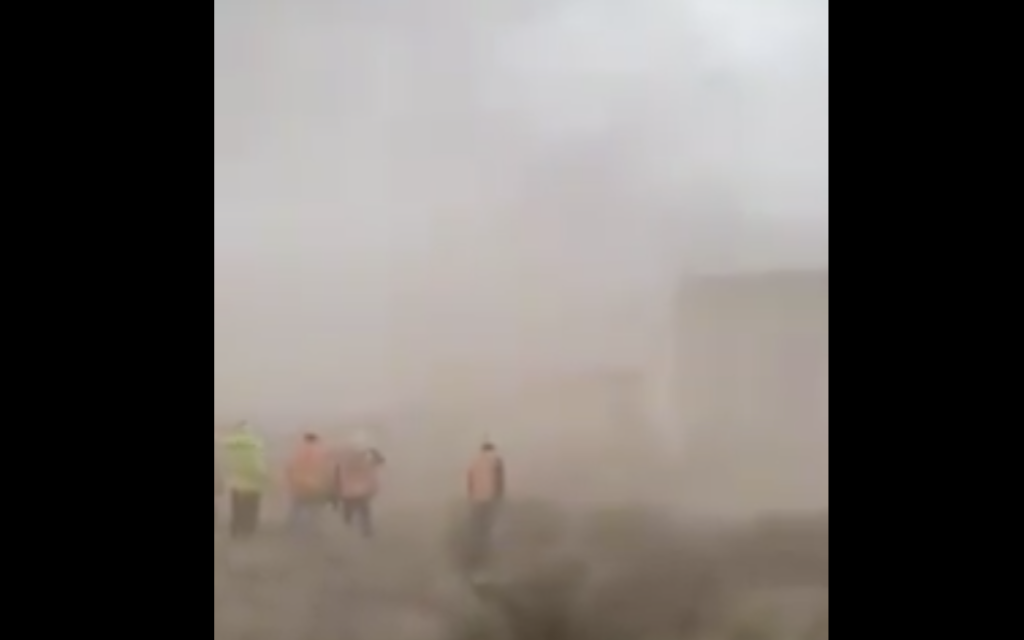 AristeguiOnline's tweet photo. #Video | ‘Hanna’ derrumba parte del muro fronterizo de Trump https://t.co/2RyUZGsqxH https://t.co/Wa3qSWPZhf