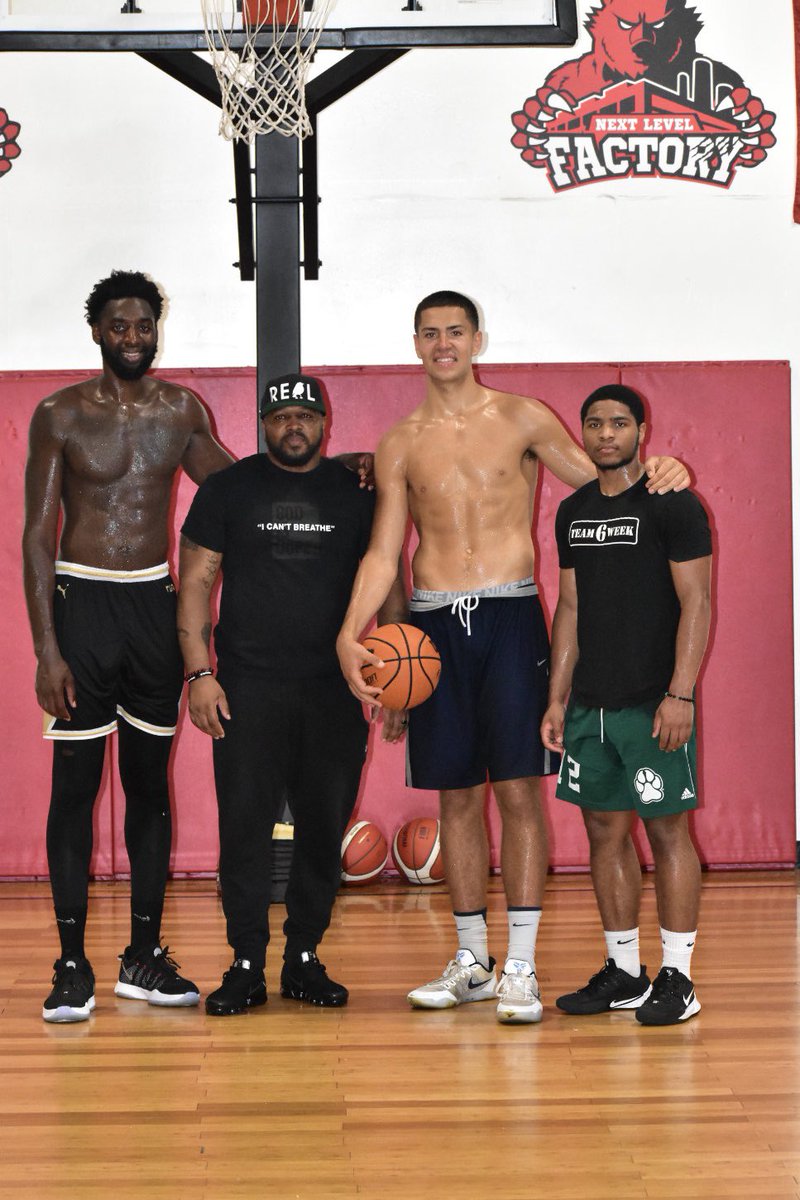 HC_CoachBrown12's tweet photo. Great day @NLFactory leveling up with @1click_ @coleswider21 @JacquilT14 #NextLevelBreakfastClub #LevelUp https://t.co/kx9IM8mMKc