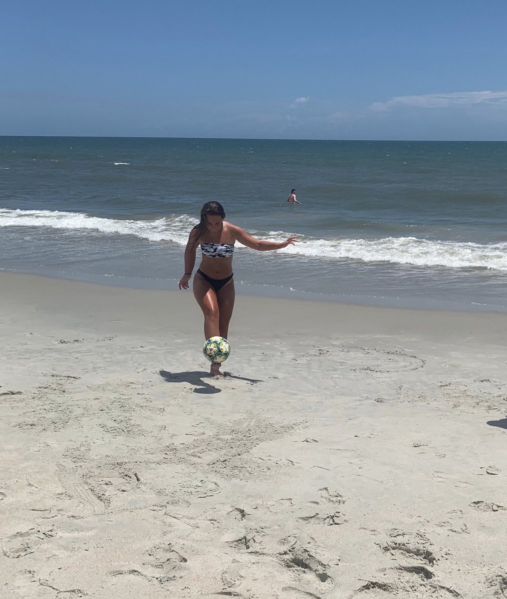 MackenzlyC's tweet photo. Extra work on the beach! #soccer #Juggling #gains https://t.co/ST6eOJdiwS