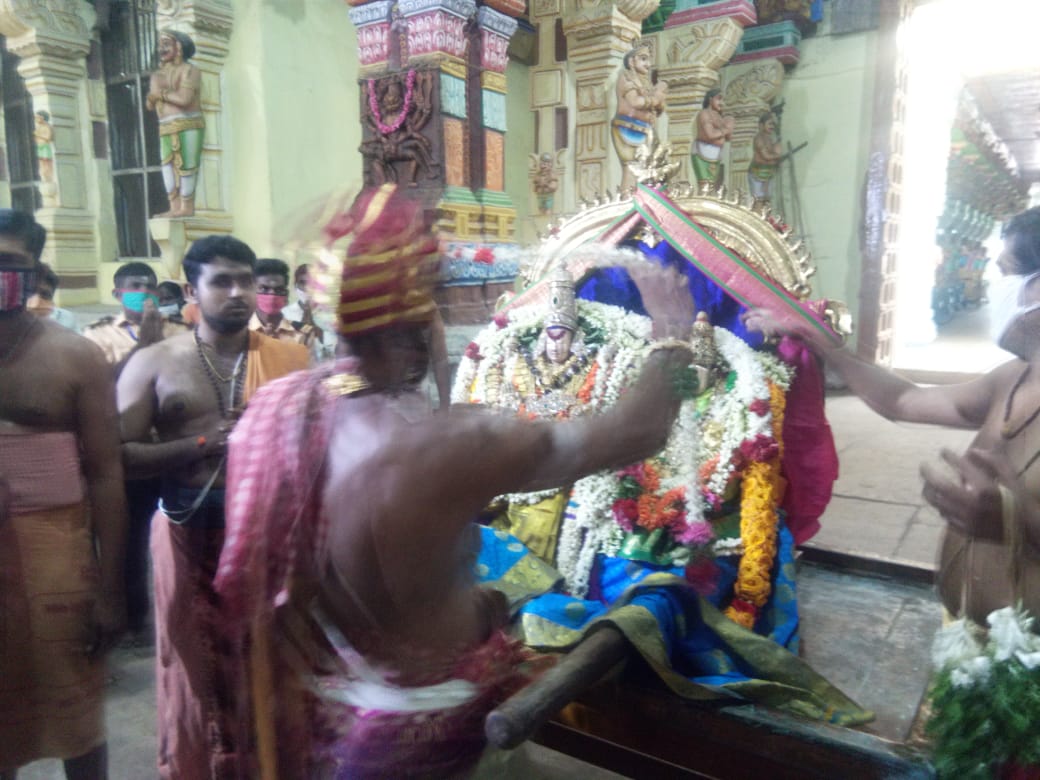paruthiyappar's tweet photo. செம்சுடர் வெள்ளம் திசை திசை
தெவிட்ட வரை உறக் கேதக்குட்டம்
கையற ஓங்கி இருமுச் சமயத்து
ஒரு பேய்த்தேரினை நீர் நசை
தரவரும் நெடும் 
கண் மான் கணம்
தவப் பெரு வாயிடைப் பருகி
தளர்வொடும் அவப் பெரும் த���பம்
நீங்காது அசைந்தன ஆயிடை வானப்பேர் யாற்று 

திருவாசகம் 🙏
திருச்சிற்றம்பலம் 🙏 https://t.co/cfGU4MjbbW