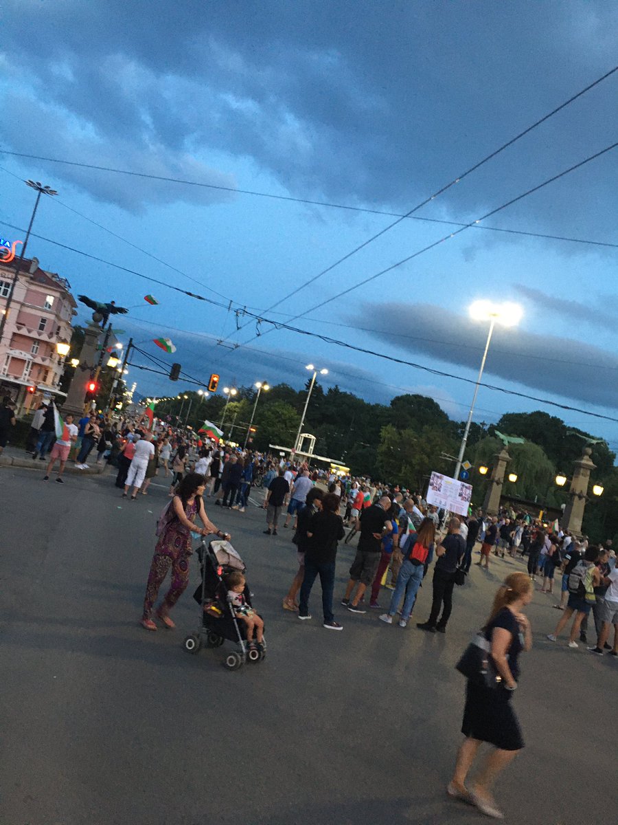 Velcheva_L's tweet photo. The crowd is getting bigger and louder! #оставка https://t.co/nngyhZIMMf
