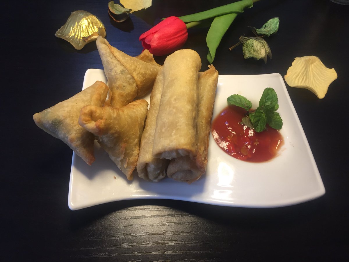 hotrilcakes's tweet photo. Una gd evening o! We jst beach to say happy Sunday!
Tomorrow is Monday and we’ll be open
Samosa and spring rolls with sweet/sour sauce @ #500 only!
U can drop by for lunch 😜😍😋
#hotrilcakes #kaduna #smallchops #kadunabakers #smallchopslovers #abuja https://t.co/uMSOeTwb6T