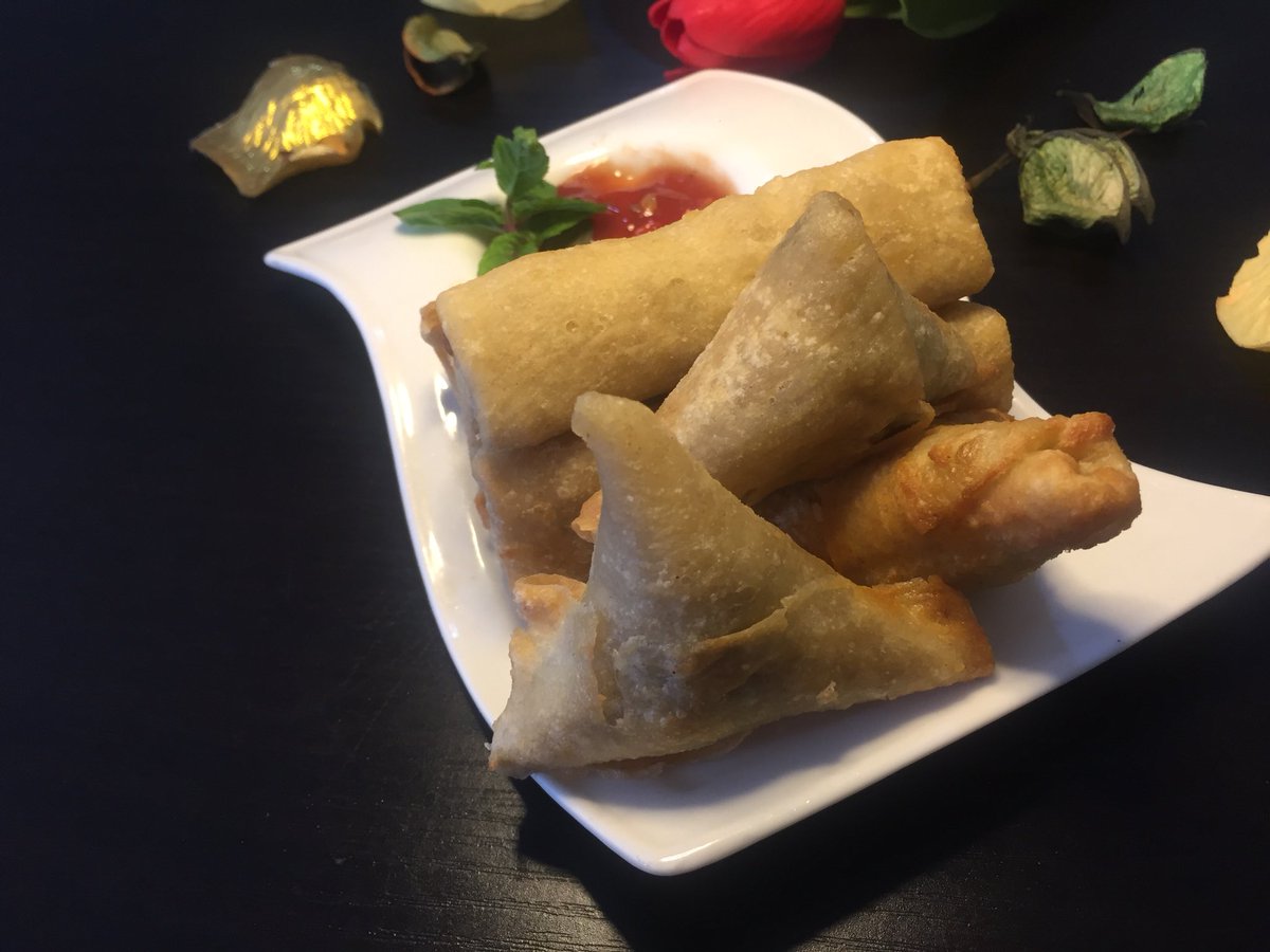 hotrilcakes's tweet photo. Una gd evening o! We jst beach to say happy Sunday!
Tomorrow is Monday and we’ll be open
Samosa and spring rolls with sweet/sour sauce @ #500 only!
U can drop by for lunch 😜😍😋
#hotrilcakes #kaduna #smallchops #kadunabakers #smallchopslovers #abuja https://t.co/uMSOeTwb6T
