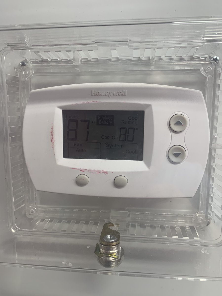 AgonyGrim's tweet photo. @PublicStorage is this what you call climate controlled storage smh. Couldn’t get through to talk to anyone. https://t.co/FNaGrDJSqw