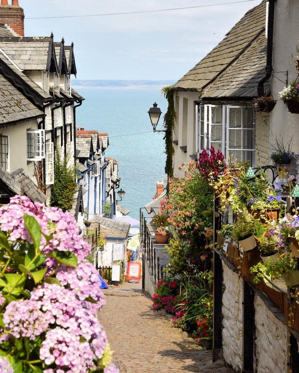 VisitBritain's tweet photo. The picturesque fishing village of Clovelly on the Devon coast is truly unique. Privately owned with no vehicular access, the village has kept its old time charm from centuries ago. 🎣 🏡

📷: IG/janestreet35

#LoveGreatBritain https://t.co/gJWBKTSmb0