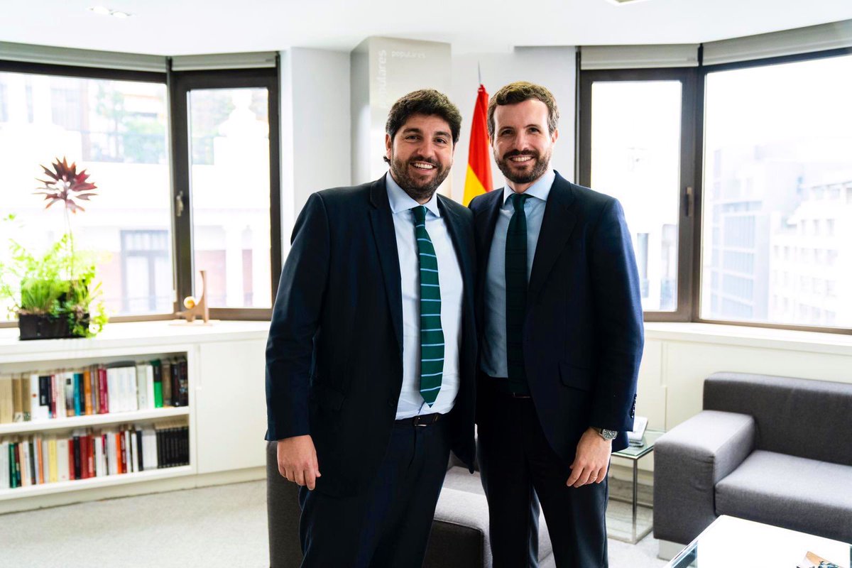 pablocasado_'s tweet photo. Hace un año @LopezMirasF fue investido presidente de la Región de Murcia. Desde entonces ha impulsado el empleo, los servicios públicos y ha gestionado con eficacia la pandemia. Apoyamos sus reclamaciones para garantizar el agua, la recuperación del Mar Menor y la llegada del AVE https://t.co/mW691tYeSx