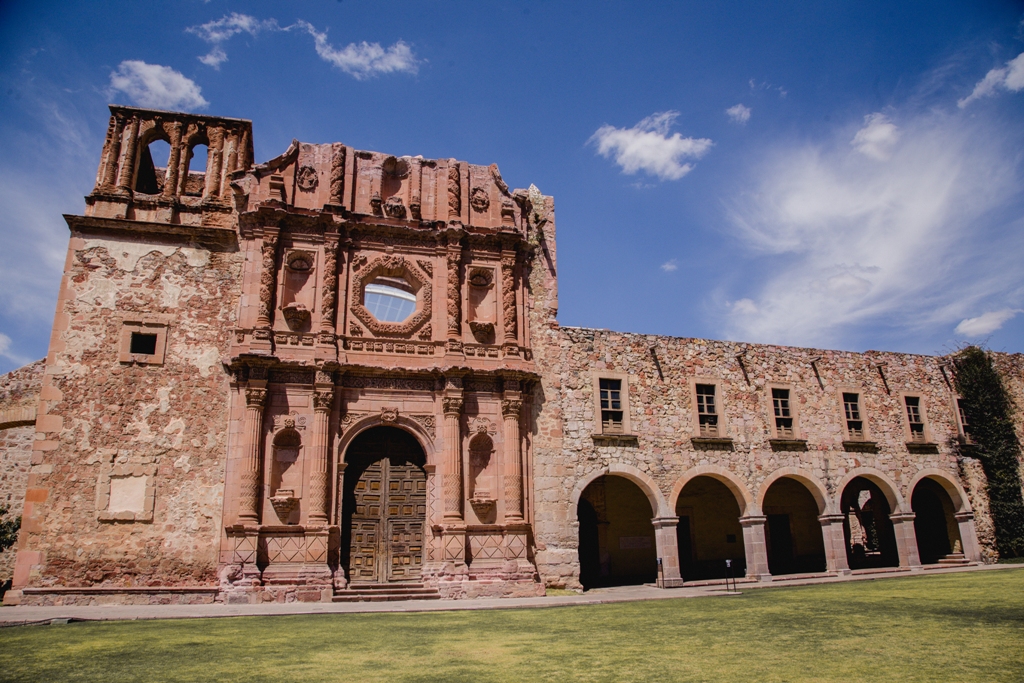 ZacatecasTravel's tweet photo. 🏛 El Museo Rafael Coronel de #ZacatecasDeslumbrante se ubica en un antiguo exconvento franciscano del siglo XVI, una construcción que aún conserva parte de su arquitectura original.  🎭 Pronto volveremos a pasear por los jardines y pasillos de este recinto.✨ https://t.co/HDULlfjOf9